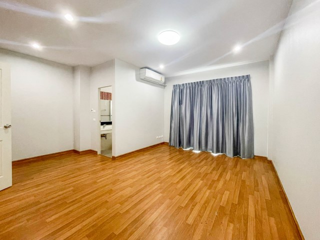 *****ทาวน์โฮมมือสอง ม.ชวนชื่นโมดัส วิภาวดี เนื้อที่กว้างขวางมากถึงเกือบ 25 ตร.ว. ฟังก์ชัน 3 ห้องนอน 3 ห้องน้ำ หน้าบ้านจอดรถได้ 2 คัน บ้านสไตล์ Home Office บนทำเลแห่งการเดินทาง ใกล้ฟิวเจอร์พาร์ค รังสิต และทางด่วน "อุตราภิมุข" ในราคาคุ้มสุดในย่าน!